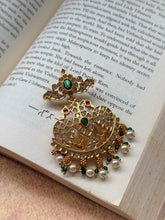 Load image into Gallery viewer, Vintage style pendant with cut stones
