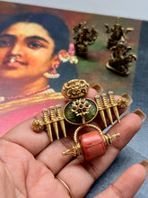 Load image into Gallery viewer, Vintage style statement pendant
