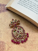 Load image into Gallery viewer, Vintage style pendant with cut stones
