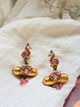 Load image into Gallery viewer, Vintage earrings in gold polish
