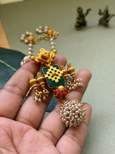 Load image into Gallery viewer, Vintage style pendant with pearl chain
