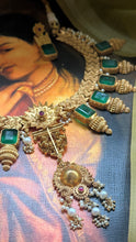 Load image into Gallery viewer, Statement vintage style kundan necklace set
