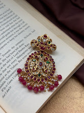 Load image into Gallery viewer, Vintage style pendant with cut stones
