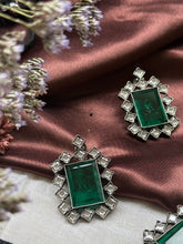 Load image into Gallery viewer, Emerald Glass Choker
