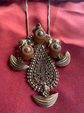 Load image into Gallery viewer, Statement vintage 925gold polish necklace with coral pendant

