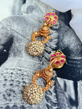 Load image into Gallery viewer, Vintage style (925 silver) earrings in gold polish
