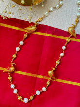 Load image into Gallery viewer, Pearls  &amp; birds necklace in gold tone
