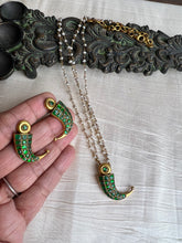 Load image into Gallery viewer, Emerald claw pendant set
