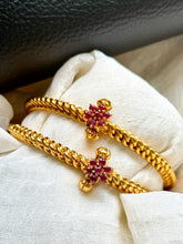 Load image into Gallery viewer, Golusu  bangle with red kemp stone and screw
