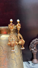Load image into Gallery viewer, Vintage style (925 silver) earrings in gold polish
