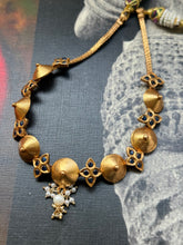 Load image into Gallery viewer, Vintage style necklace
