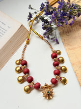 Load image into Gallery viewer, Pearl necklace handcrafted in silver 92.5 and gold polish
