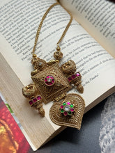 Load image into Gallery viewer, Statement vintage style pendant chain in silver 925 and gold polished
