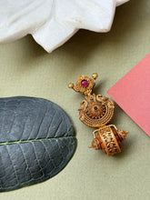 Load image into Gallery viewer, Gold polished, vintage style pendant in silver 925
