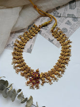 Load image into Gallery viewer, Statement vintage style necklace
