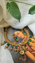 Load image into Gallery viewer, Statement vintage style kundan necklace set in emerald green
