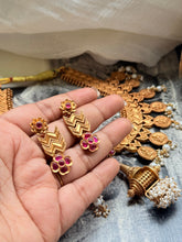 Load image into Gallery viewer, Statement vintage style kundan necklace set
