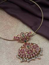 Load image into Gallery viewer, Vintage style pendant with cut stones
