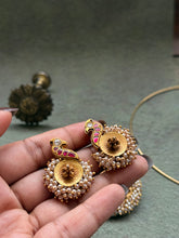 Load image into Gallery viewer, Vintage style pendant with earrings
