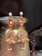 Load image into Gallery viewer, Vintage style (925 silver) earrings in gold polish
