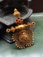 Load image into Gallery viewer, Vintage statement pendant with hasli
