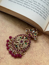 Load image into Gallery viewer, Vintage style pendant with cut stones
