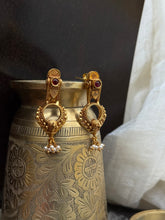 Load image into Gallery viewer, Vintage style (925 silver) earrings in gold polish
