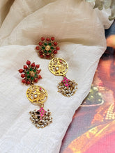 Load image into Gallery viewer, Vintage earrings in gold polish
