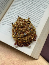 Load image into Gallery viewer, Vintage style pendant with cut stones
