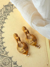 Load image into Gallery viewer, Vintage style statement earrings in sliver 925 in gold polish
