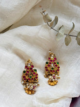Load image into Gallery viewer, Kundan work earrings in gold polish
