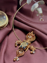 Load image into Gallery viewer, Vintage statement pendant with hasli
