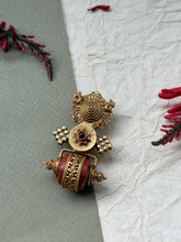 Load image into Gallery viewer, Gold polished, vintage style pendant in silver 925
