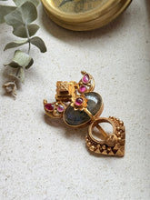Load image into Gallery viewer, Vintage statement pendant with hasli
