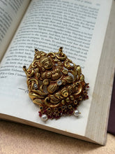 Load image into Gallery viewer, Vintage style pendant with cut stones
