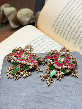 Load image into Gallery viewer, Kundan work earrings in gold polish
