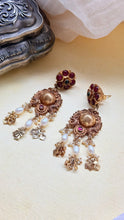 Load image into Gallery viewer, Vintage inspired (925 silver) earrings in gold polish
