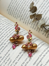 Load image into Gallery viewer, Vintage earrings in gold polish
