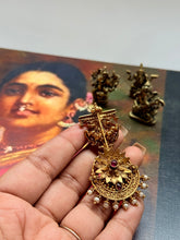 Load image into Gallery viewer, Vintage style statement pendant
