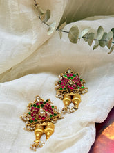 Load image into Gallery viewer, Vintage style earrings in gold polish
