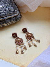 Load image into Gallery viewer, Vintage inspired (925 silver) earrings in gold polish
