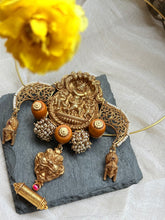 Load image into Gallery viewer, Statement vintage 925gold polish pendant with hasli
