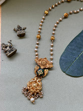 Load image into Gallery viewer, Vintage style pendant with pearl chain
