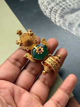 Load image into Gallery viewer, Gold polished, vintage style pendant in silver 925
