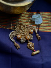 Load image into Gallery viewer, Statement vintage 925gold polish hasli with pendant-18
