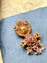 Load image into Gallery viewer, Vintage style pendant in silver 925 and gold polish
