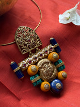 Load image into Gallery viewer, Statement vintage 925gold polish hasli with pendant-5
