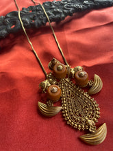 Load image into Gallery viewer, Statement vintage 925gold polish necklace with coral pendant
