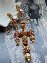 Load image into Gallery viewer, Vintage style hasli pendant with earrings
