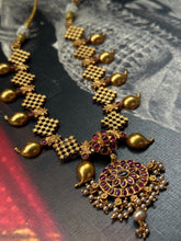Load image into Gallery viewer, Vintage style statement necklace
